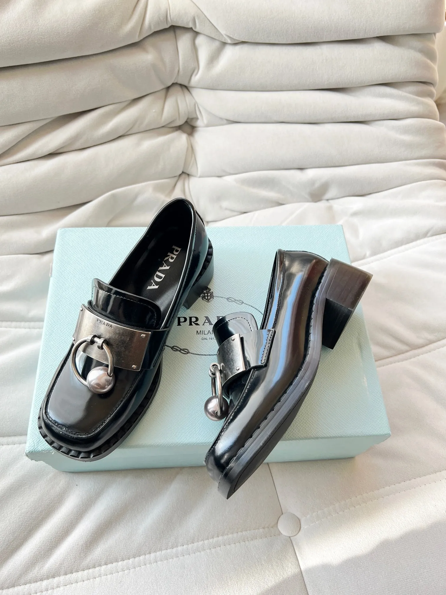 👟👟Ex-factory price 560👟👟 Prada’s new spring and summer women’s clothing｜Absolutely beautiful🥰Exception! Extra number! Anita will continue to update the latest SS25 catwalk pre-sale models, with novel logos as soul mates. Full of fun ~ Adhering to the trend-setting vane, you must believe in Prada's ability to capture fashion. 35-42 yards